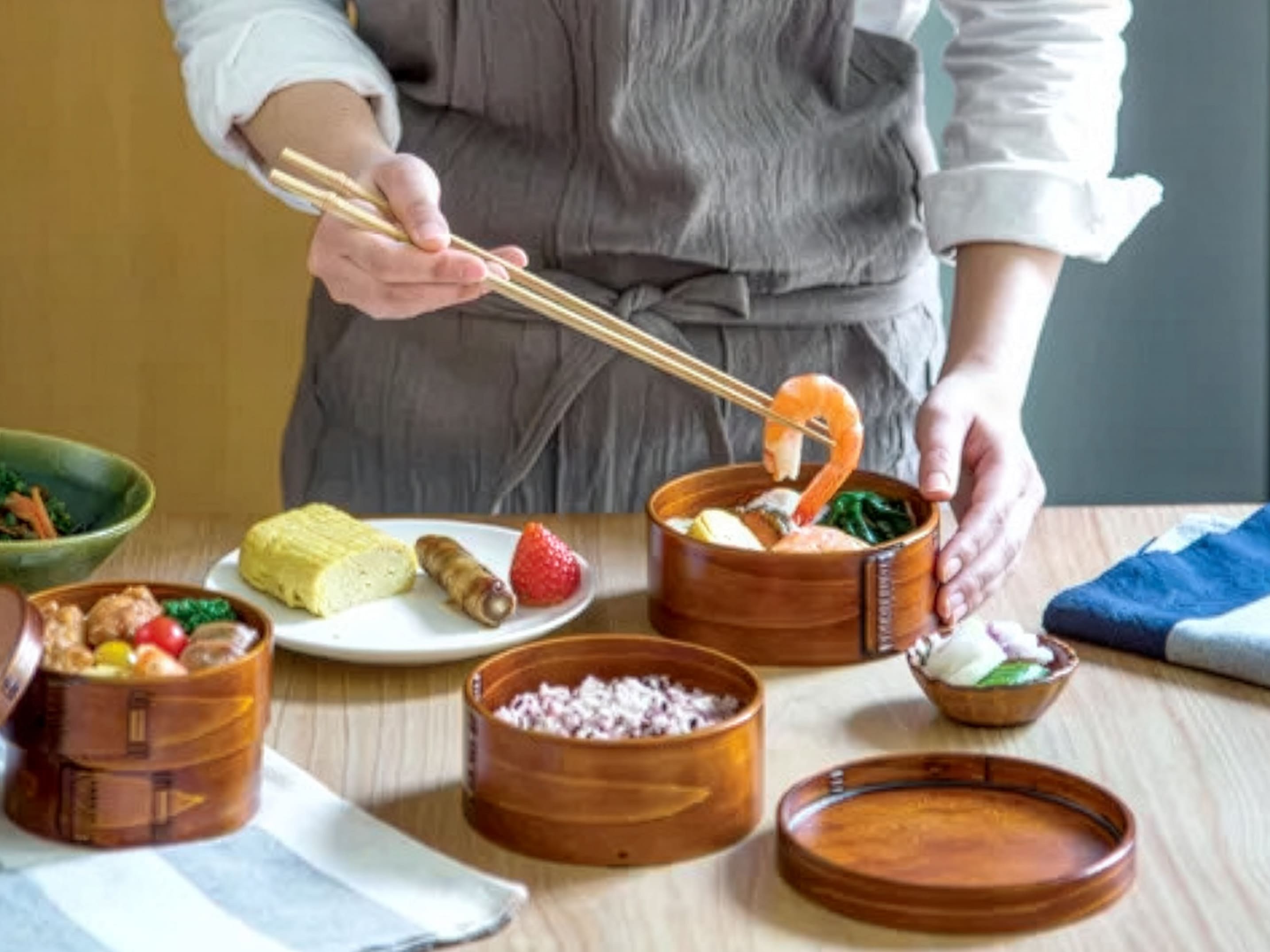 木製弁当箱(めんぱ)の自然な風合いが引き立つ食卓