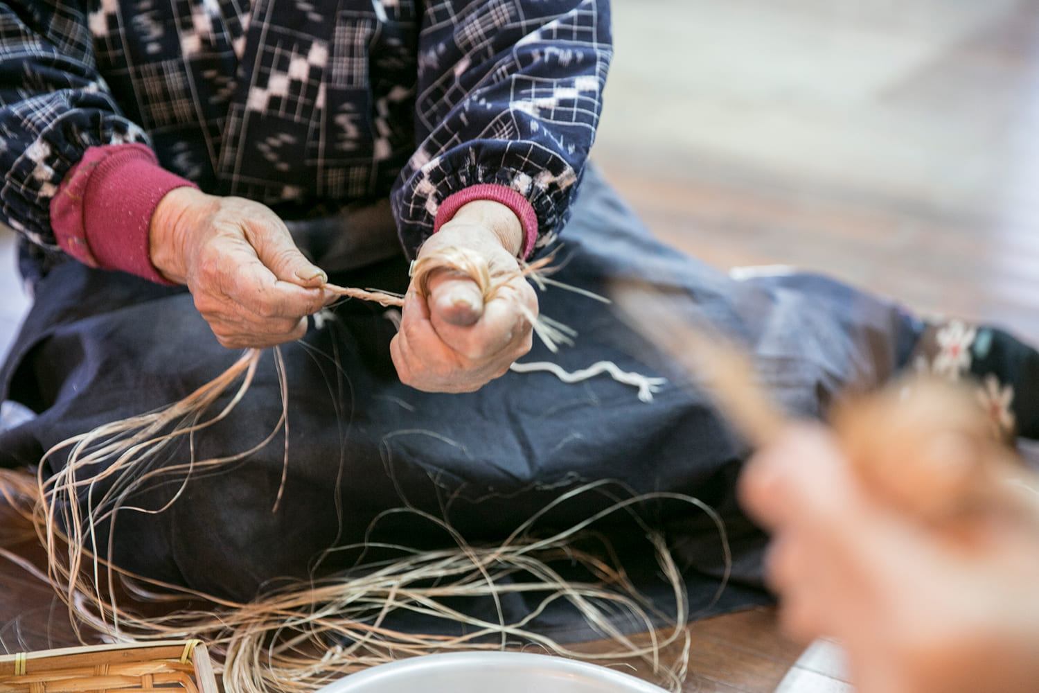 芭蕉布を作成する職人の手元