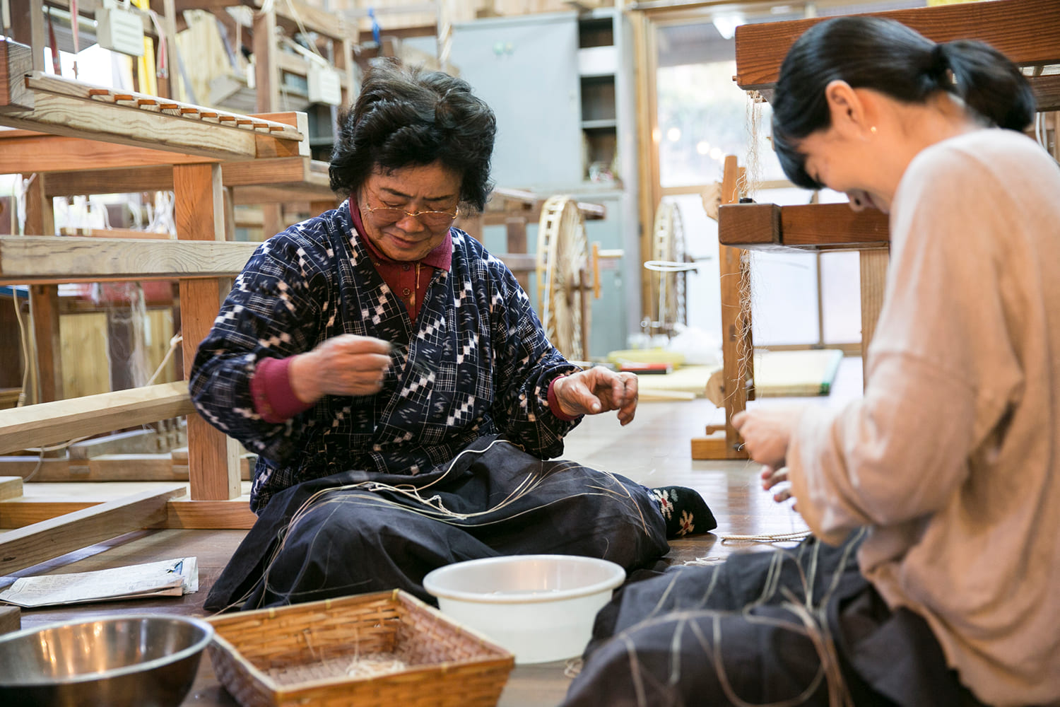 芭蕉布を作成する2人の職人