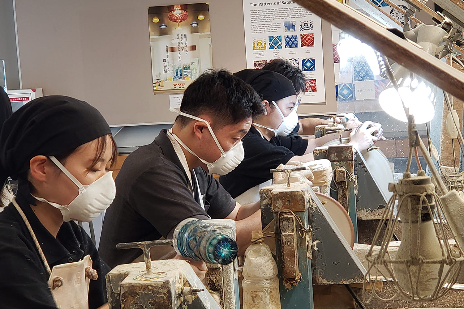 若手職人たちが3名並んで作業をしている