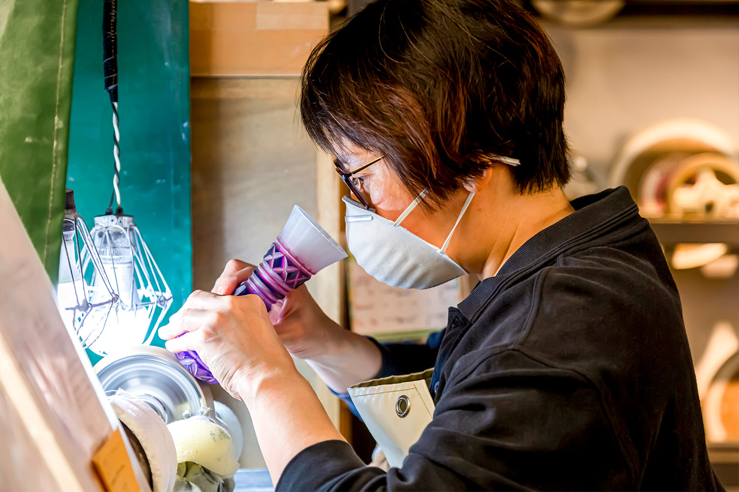 女性職人が作業中