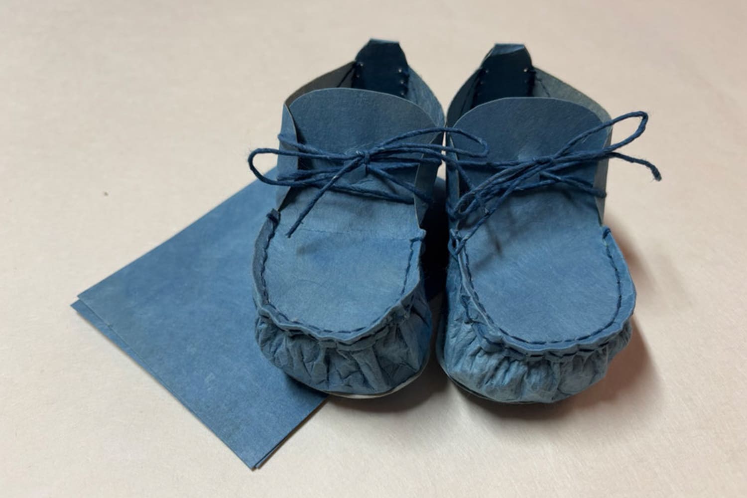 「神の国から」紙のくつ　２０２４藍