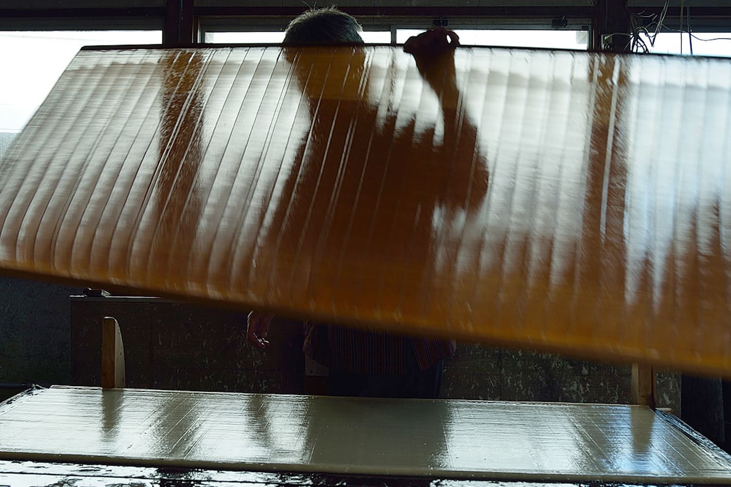 紙漉きをする職人