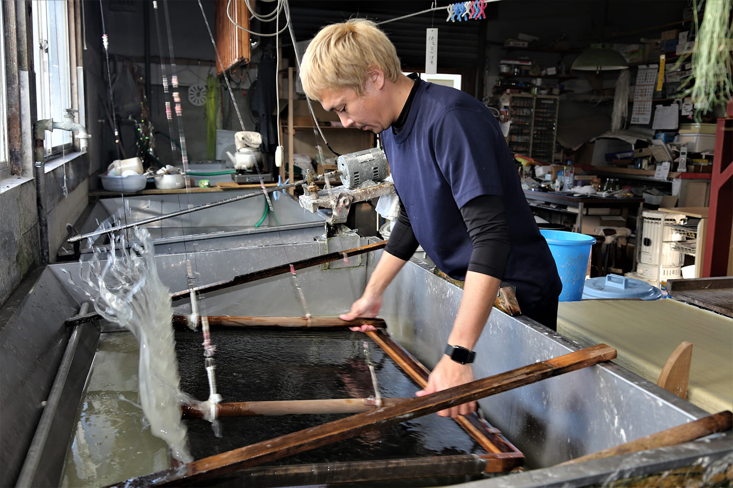 石州和紙の紙を漉く男性職人