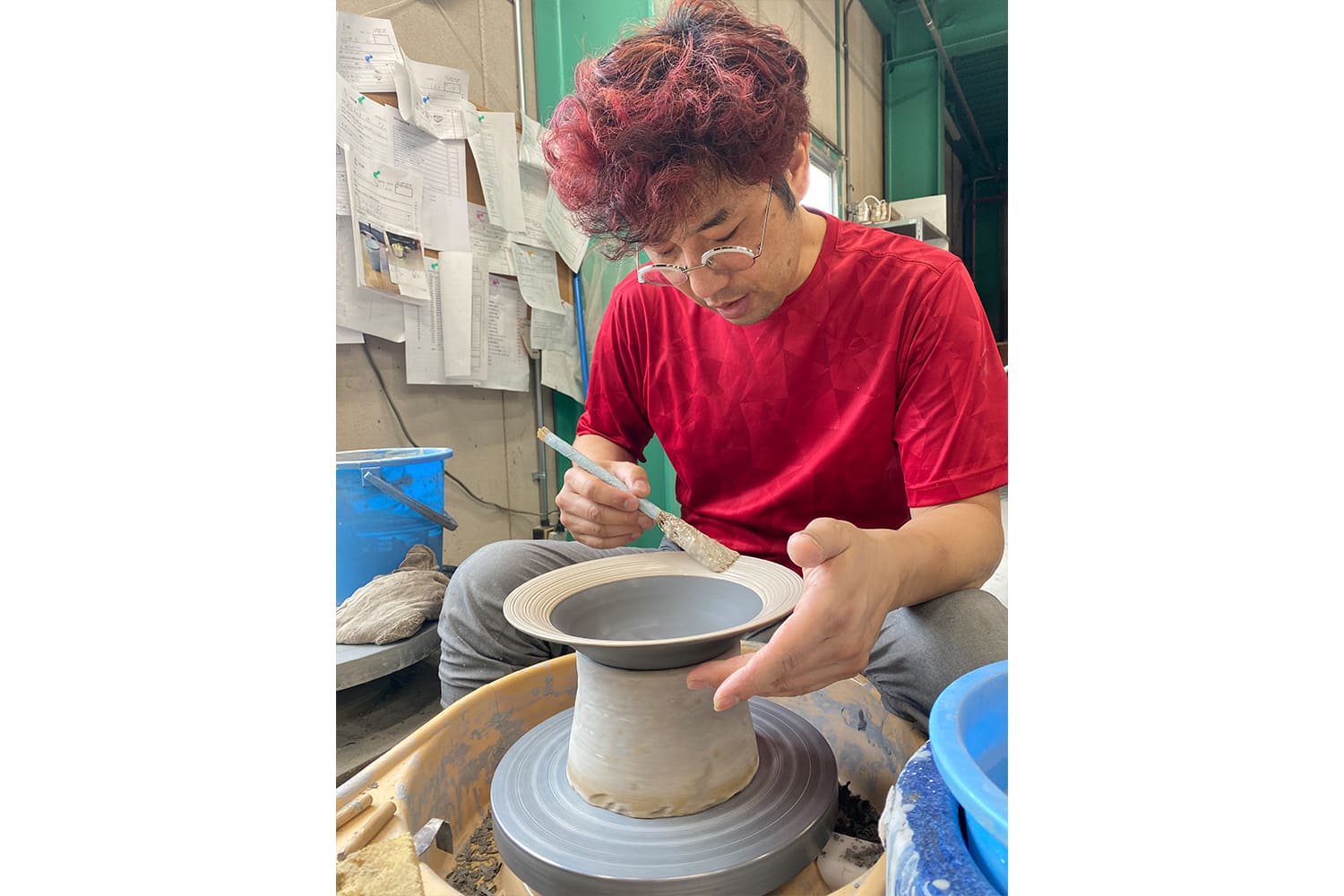 信楽焼を成形する職人