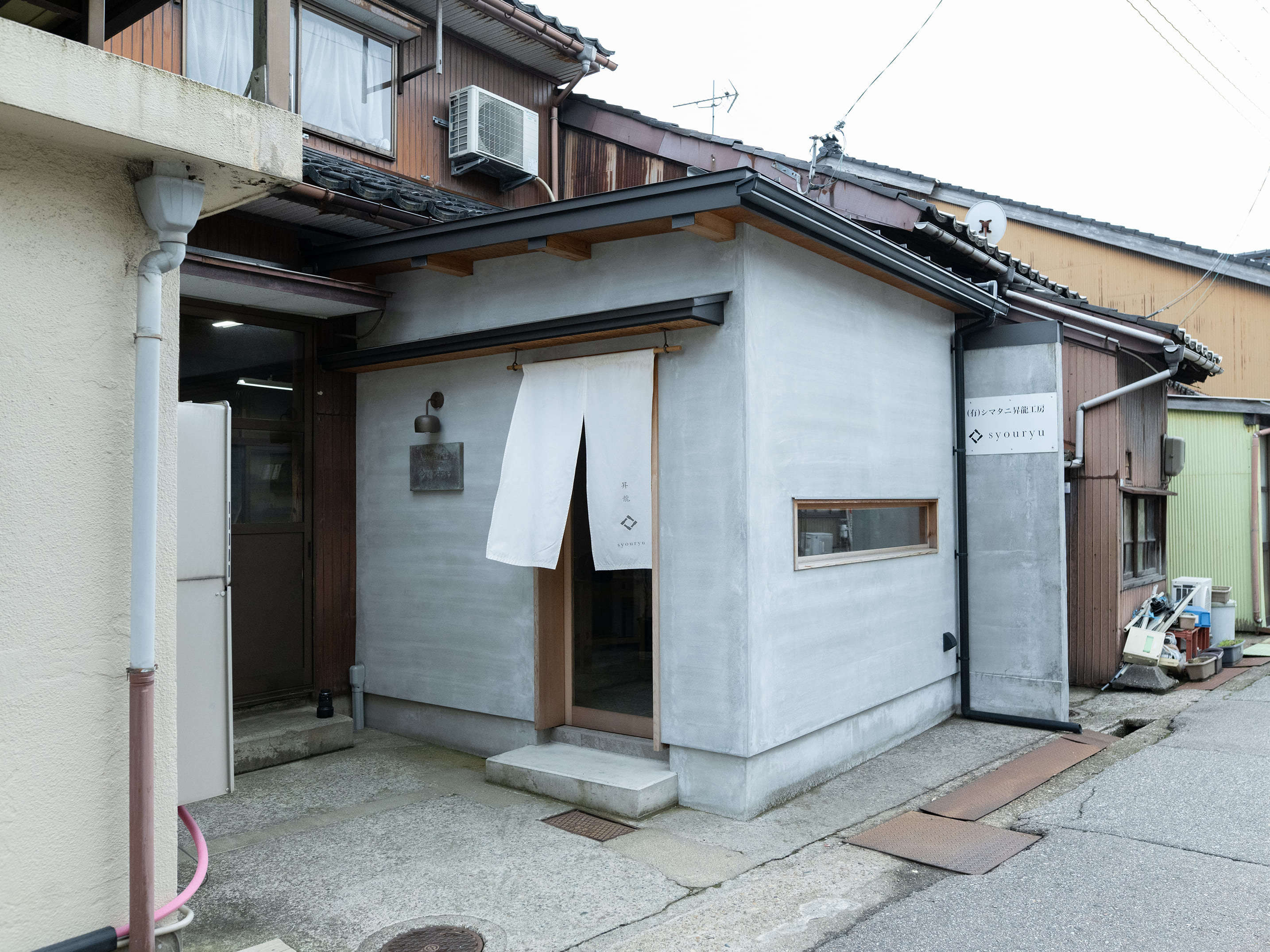 ムラなく手際よく塗りを仕上げていく職人の姿