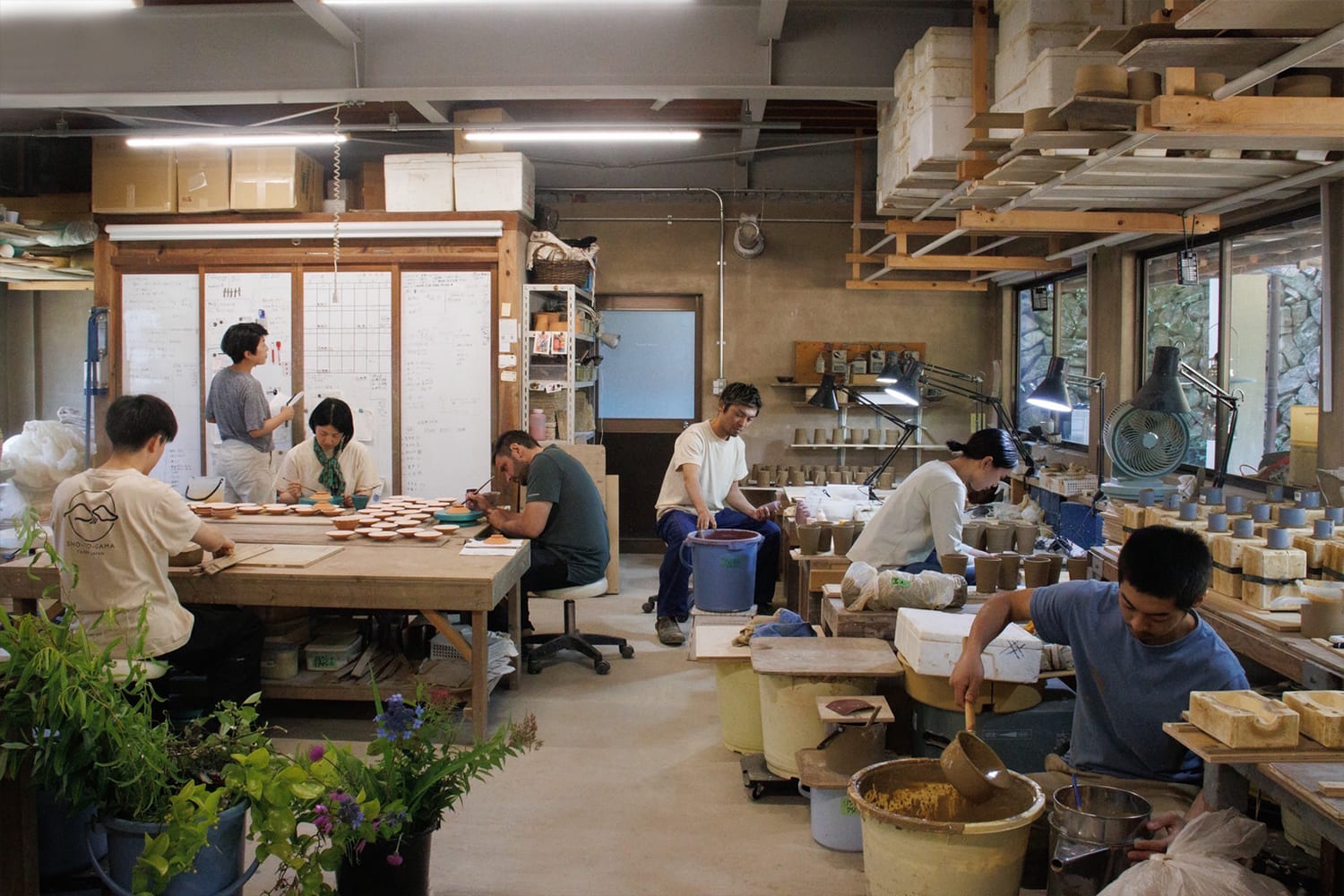 工房で丹波焼を制作する職人たちの風景