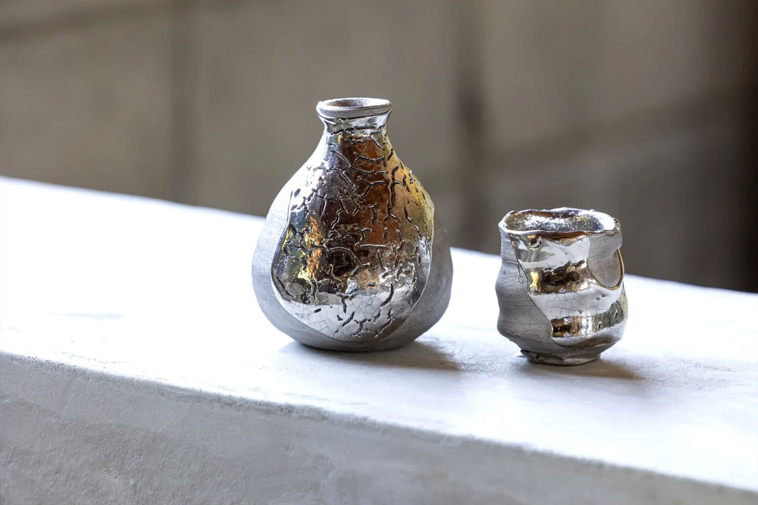 金属のように輝く質感が特徴の丹波焼酒器作品