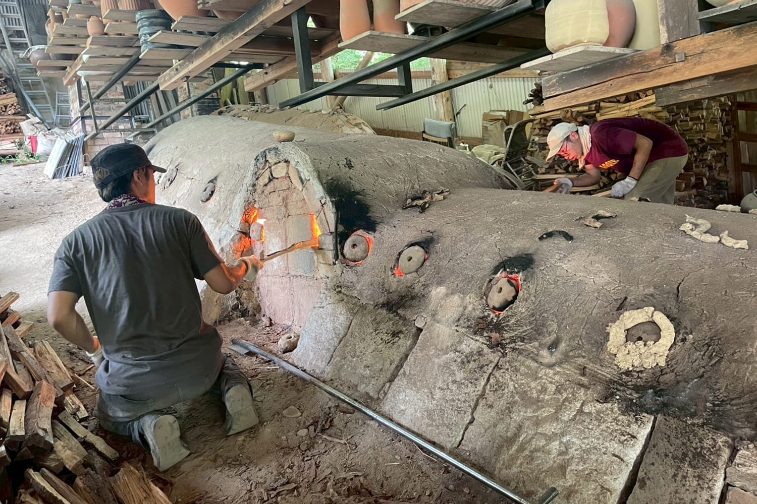 登り窯で薪をくべる丹波焼の窯焚き作業