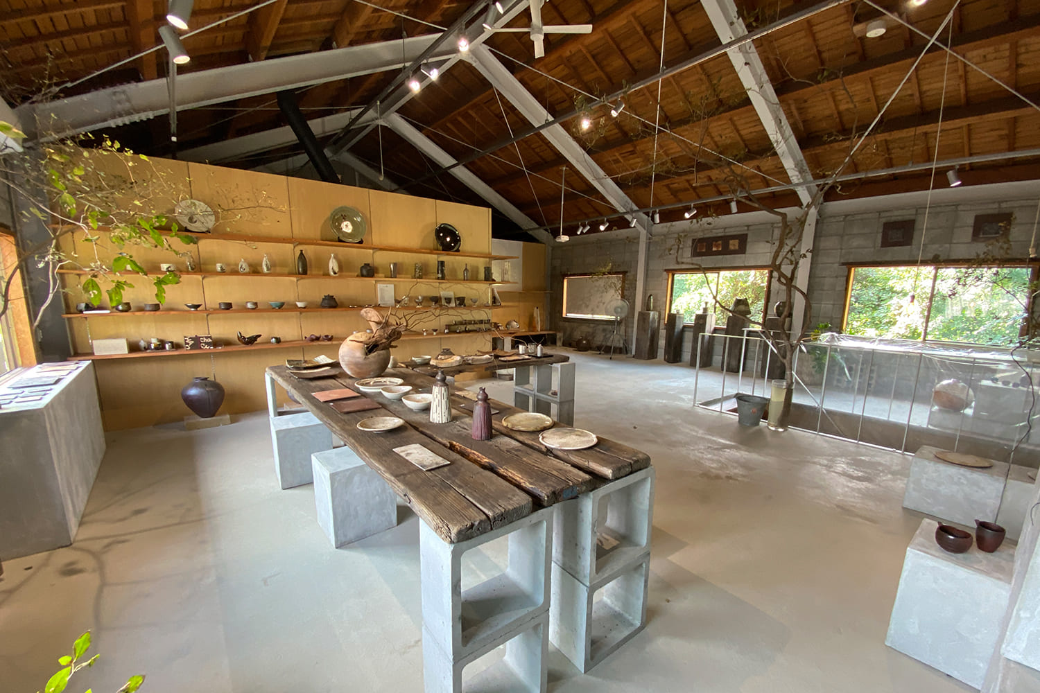 昇陽窯ギャラリーに並ぶ多彩な丹波焼の器