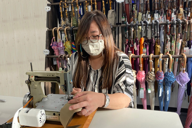 東京洋傘の職人さんの作業風景