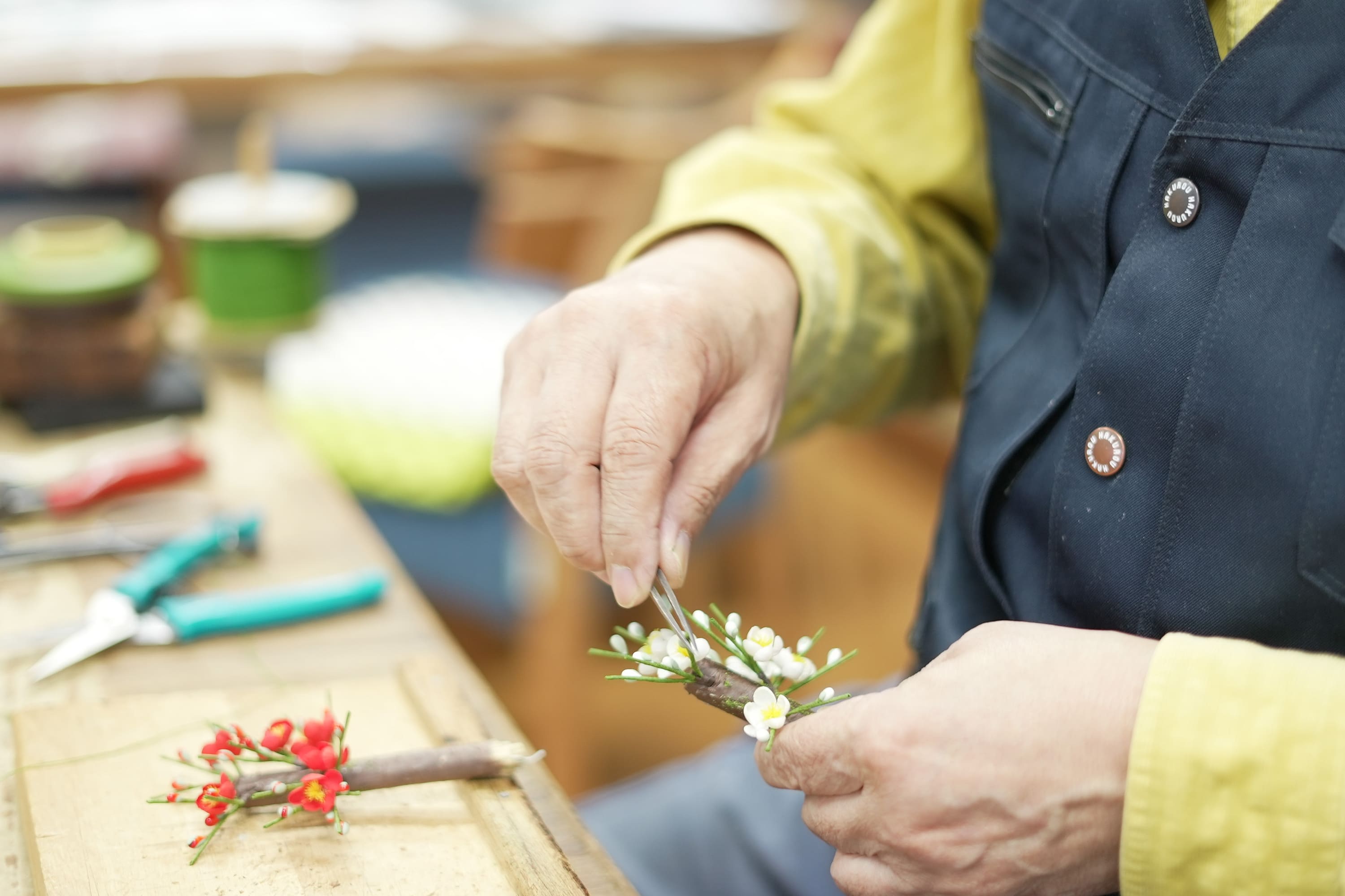 細やかな作業を行う人形用造花の職人