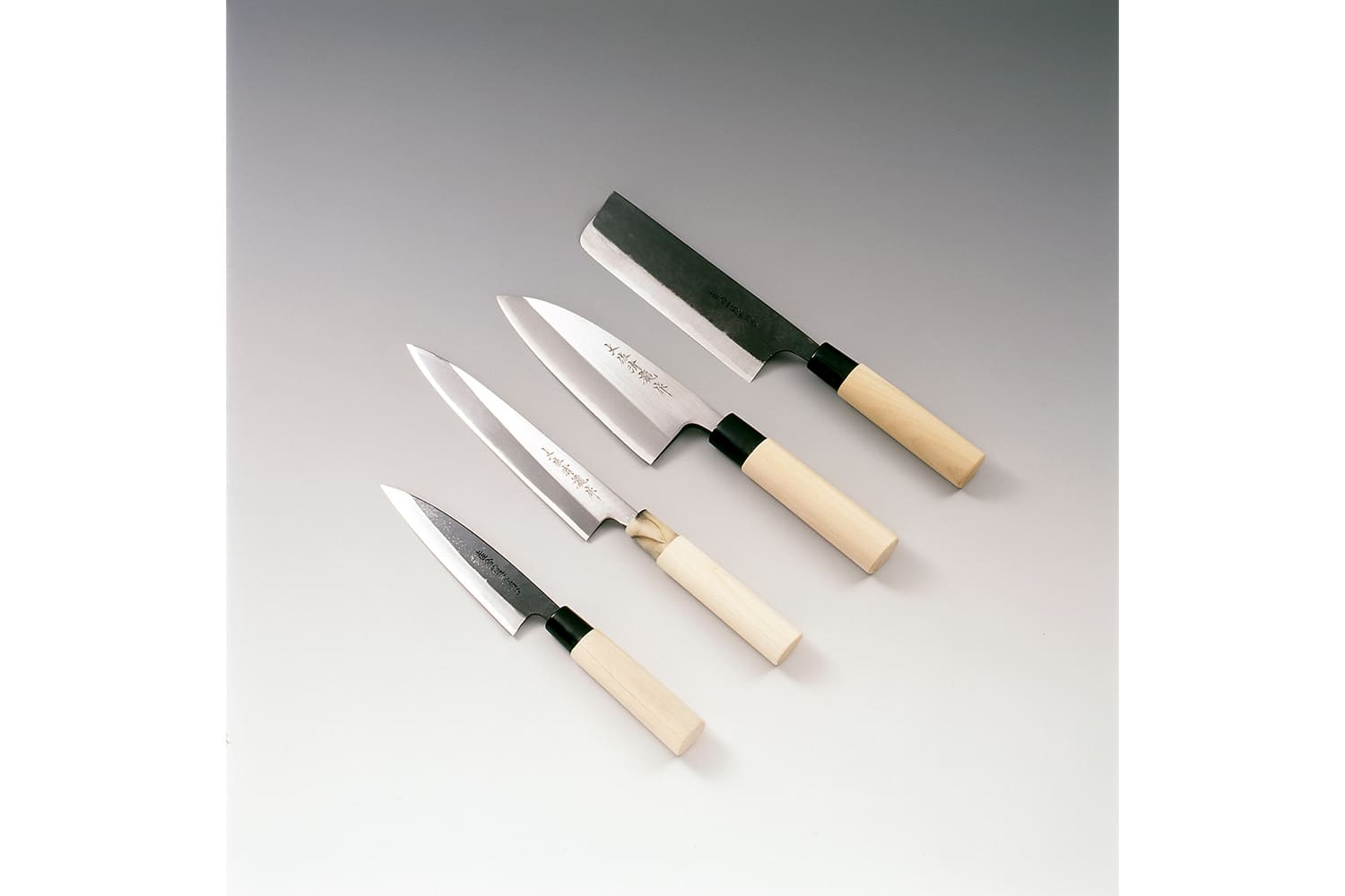 土佐打刃物の和包丁が並ぶ美しい刃物 