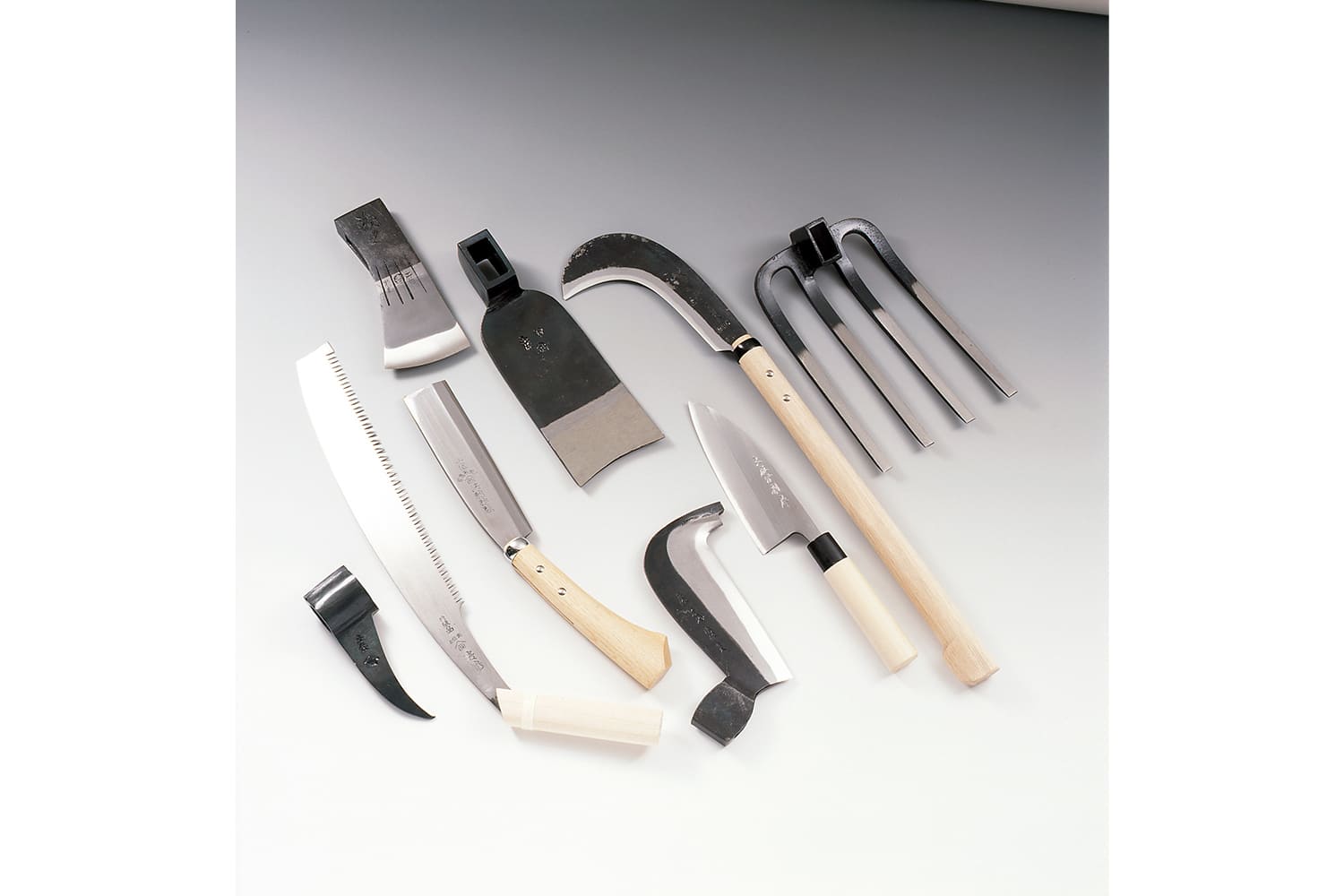 多様な土佐打刃物の工具が並ぶ展示写真 