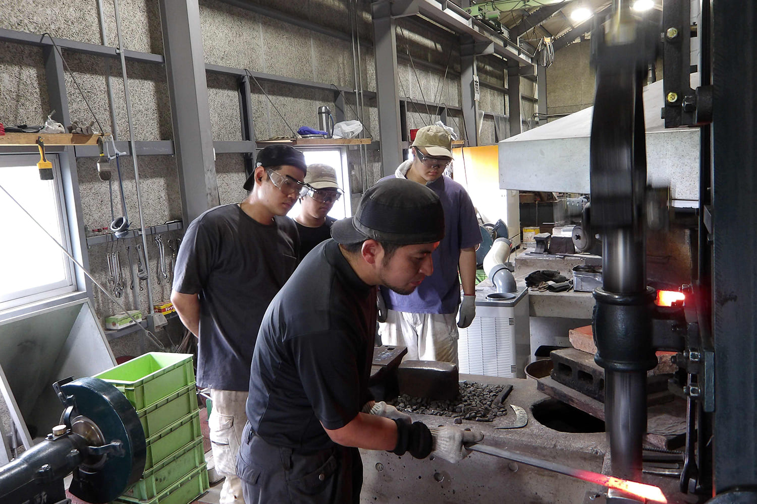 受講生が鍛造実習を見守る創生塾の現場 