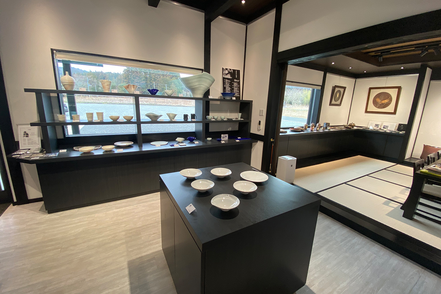 陶吉郎窯の商品たちが並ぶ店内