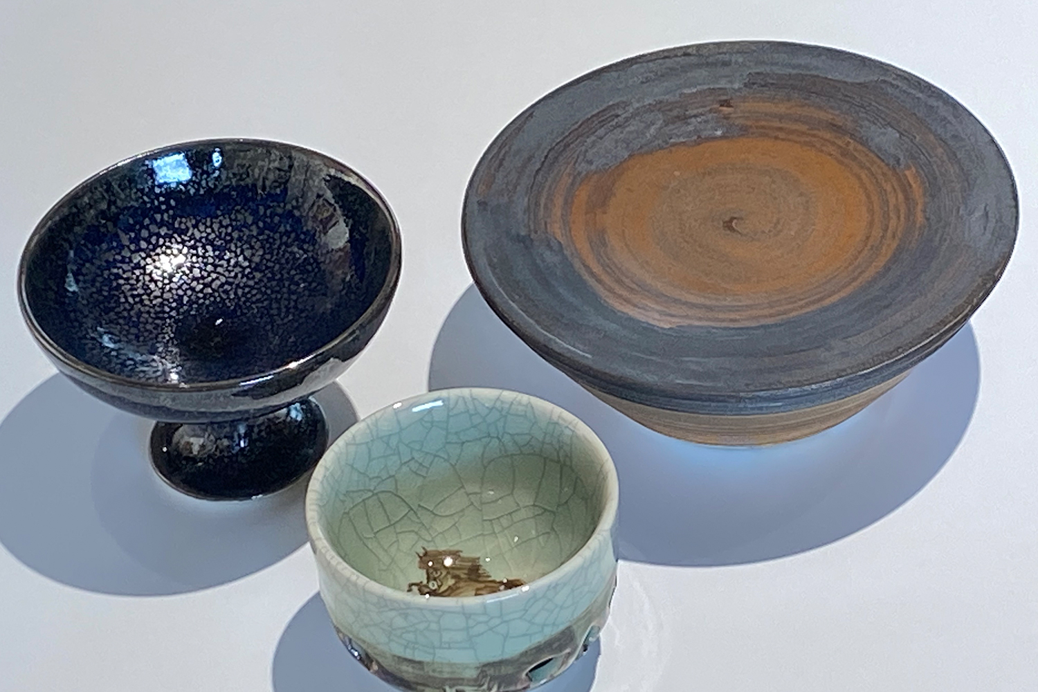 陶吉郎窯で作成された大堀相馬焼の皿や器