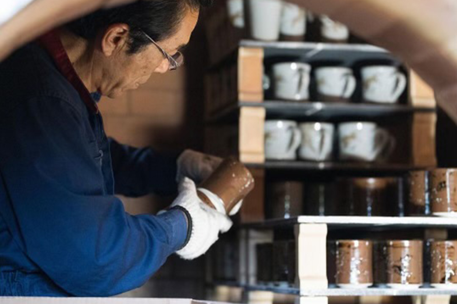 陶吉郎窯で作業する職人