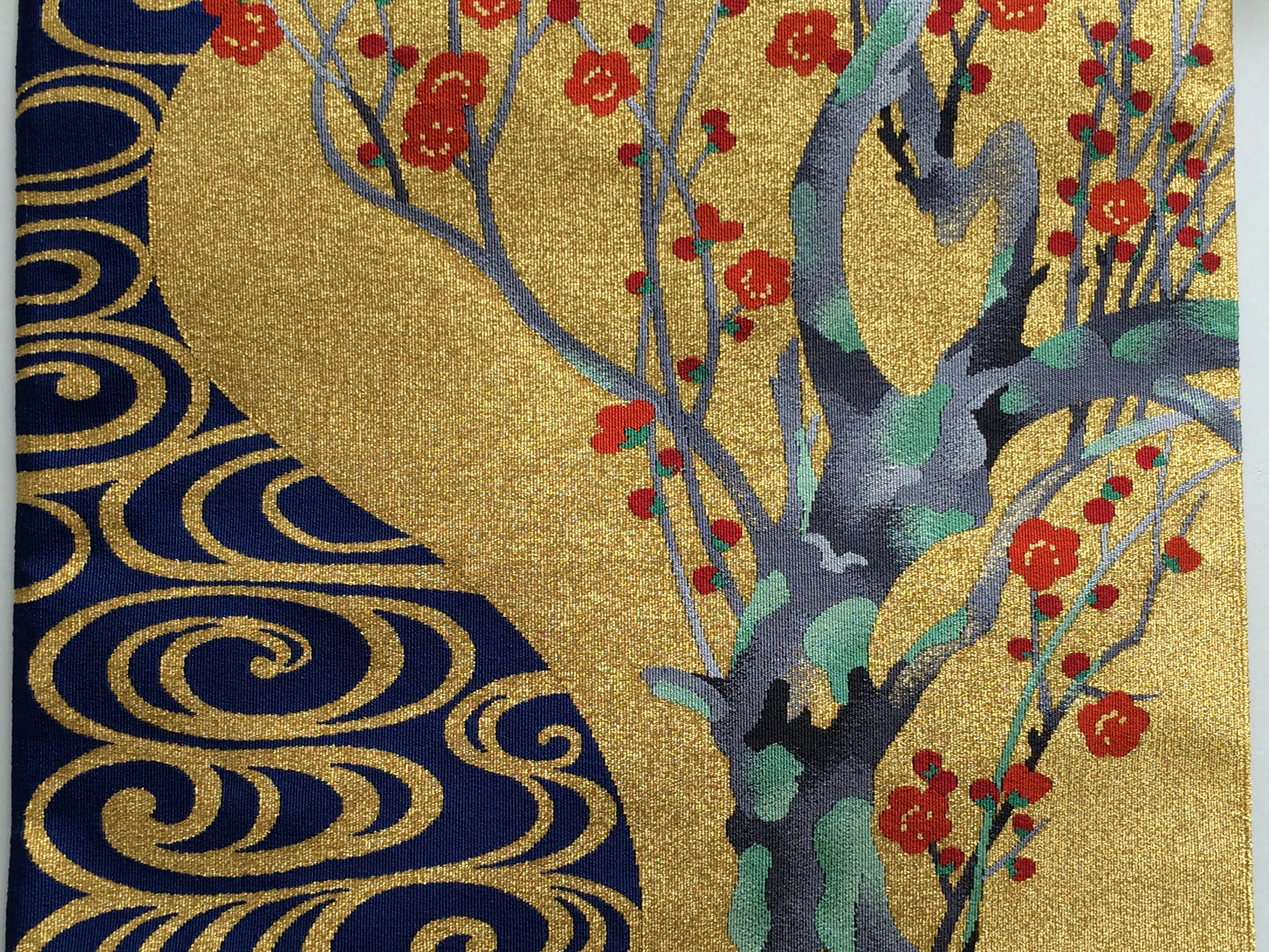手仕事のぬくもりと高い美意識が生み出す、上質な綴錦の布地
