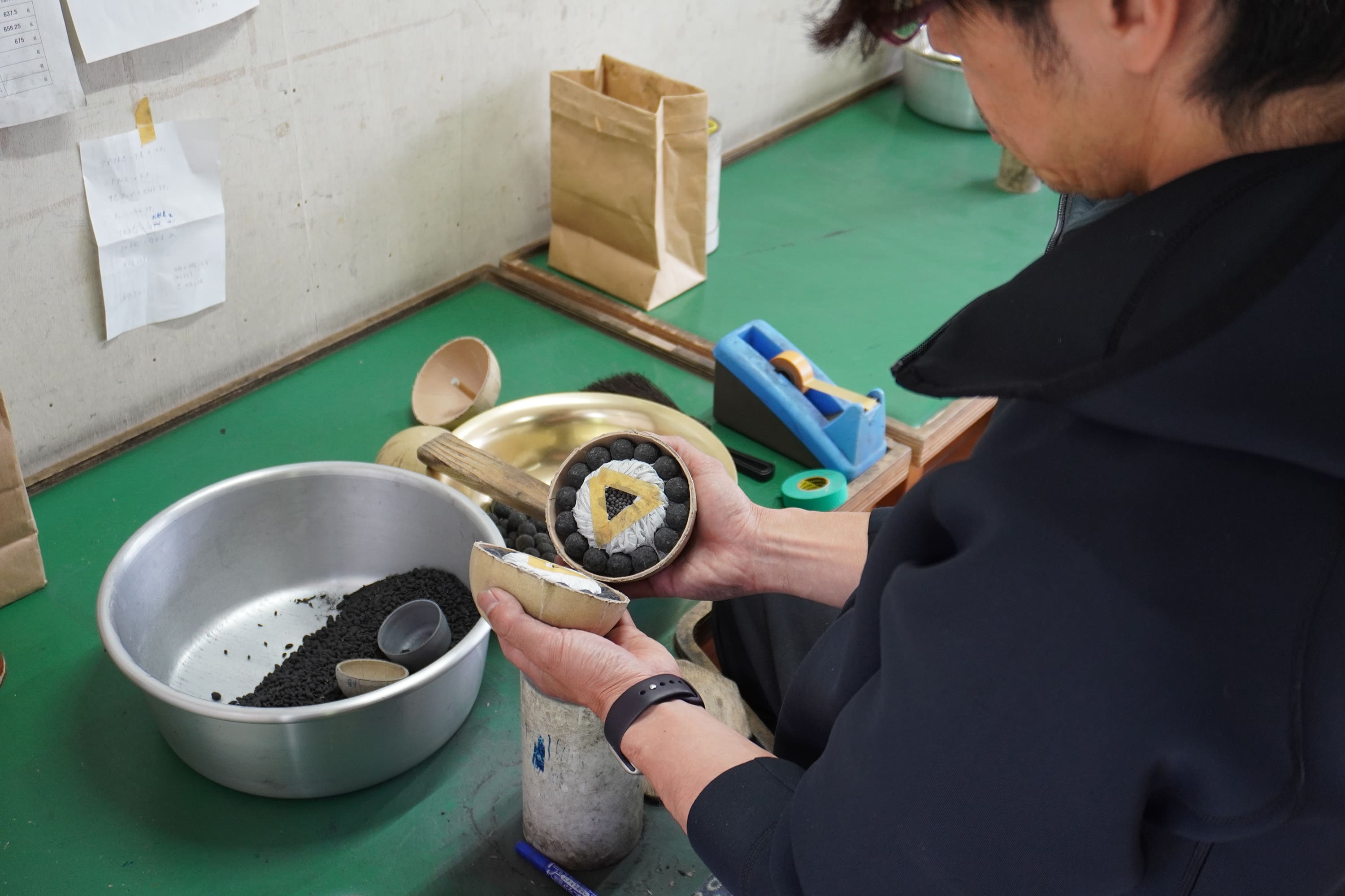 球状の花火玉と職人