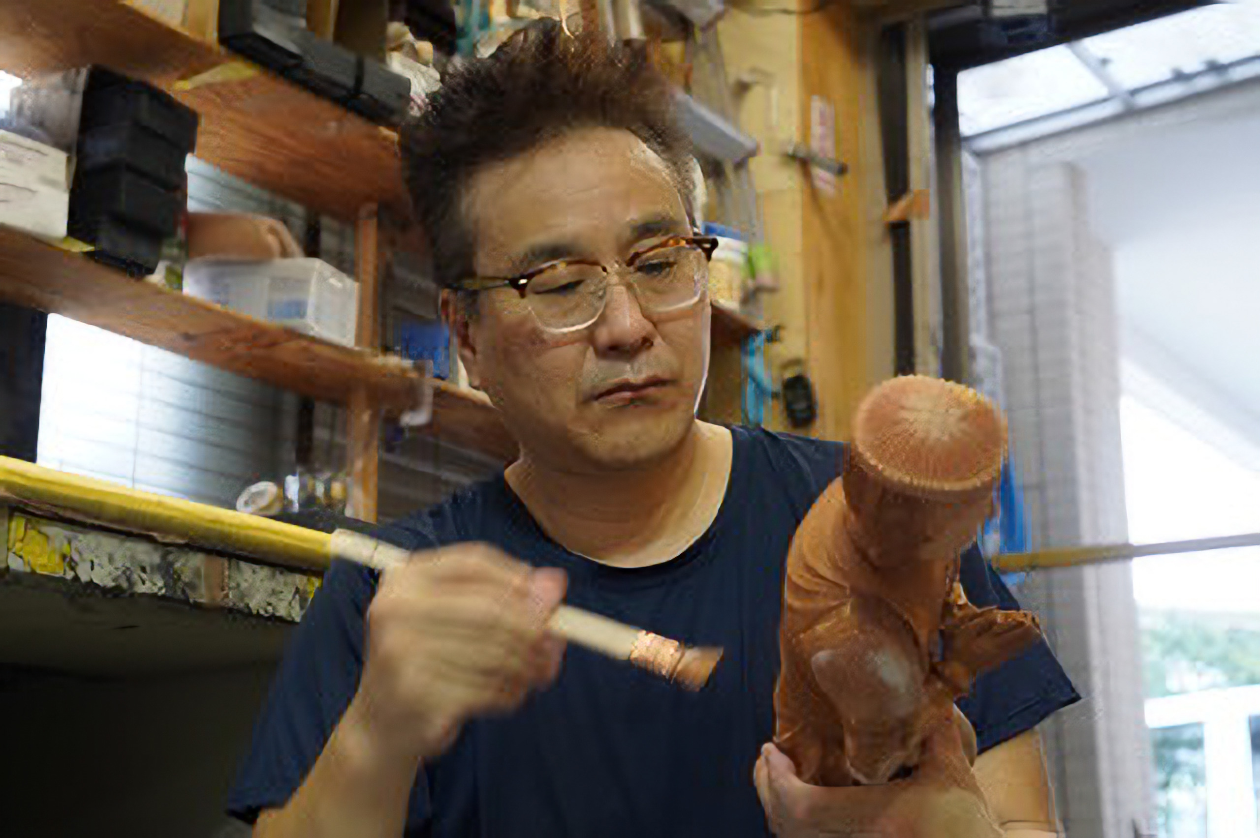 最古の塗料、漆を扱う職人