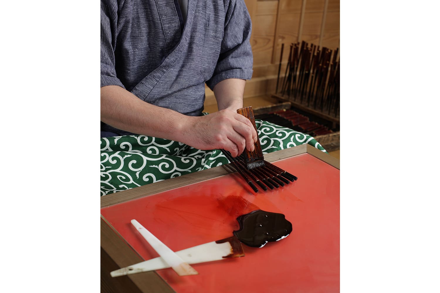 塗作業を行う職人の手元