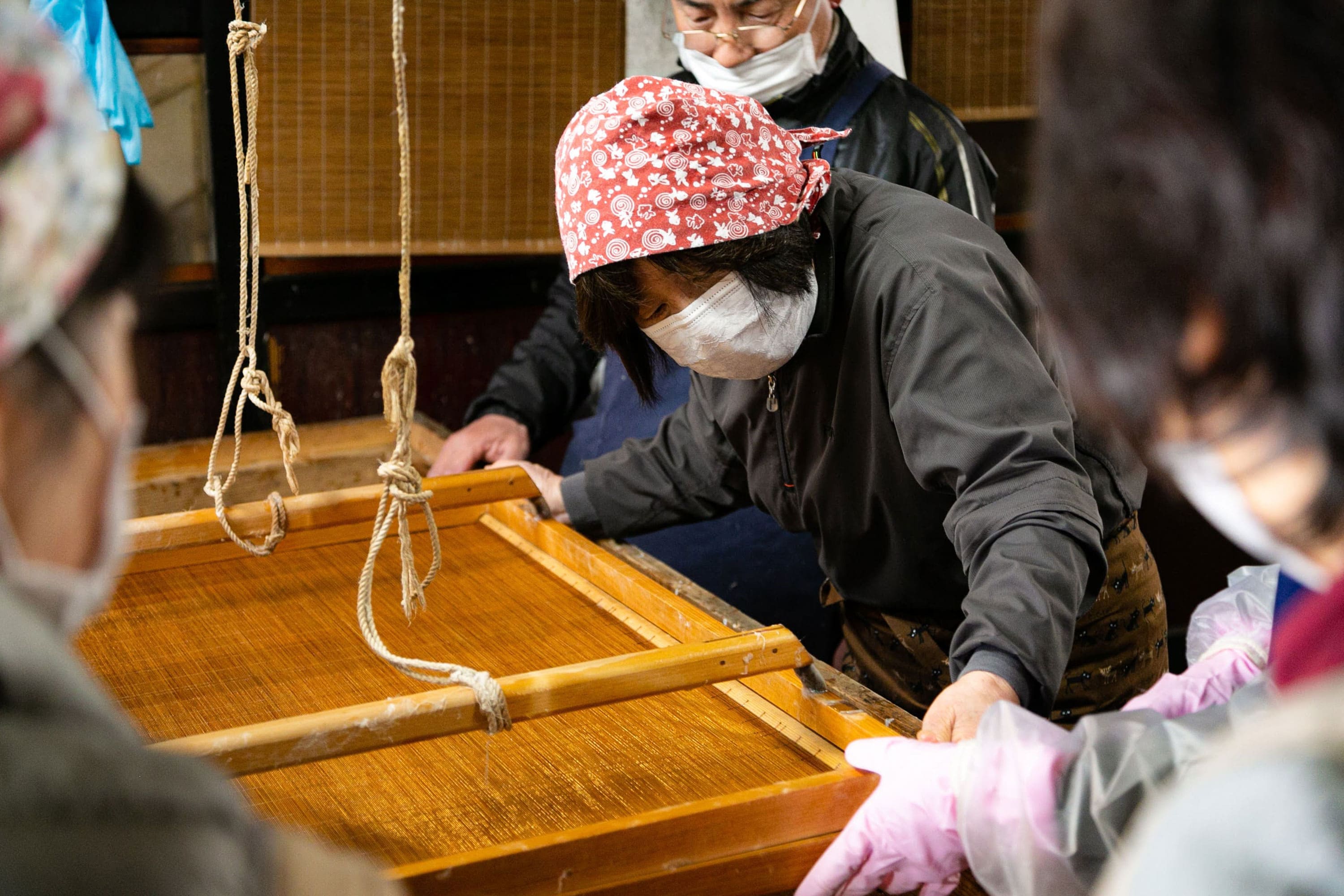 出ヶ原和紙の制作中に紙を漉く様子