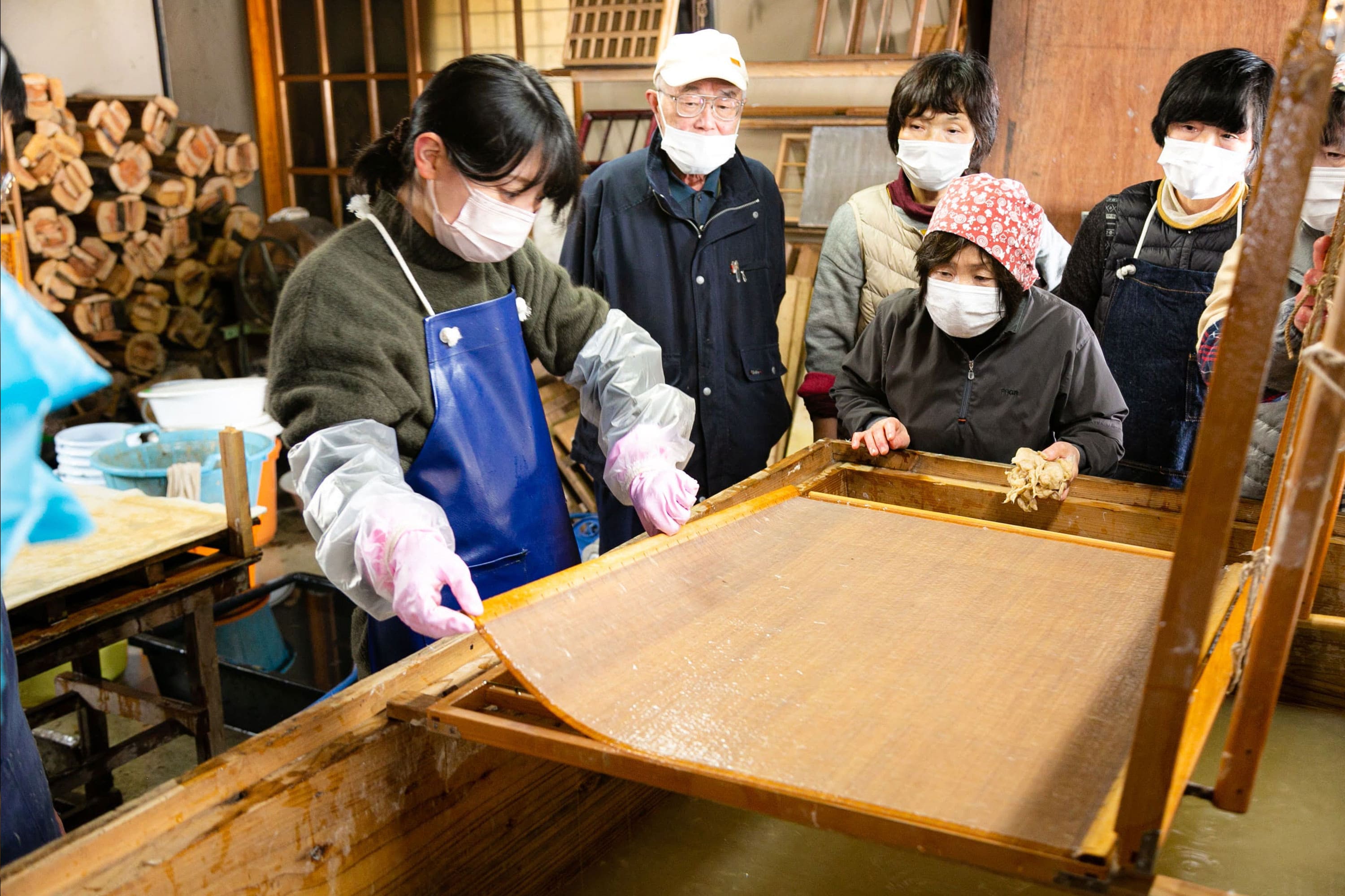 出ヶ原和紙の制作過程で紙を漉く様子