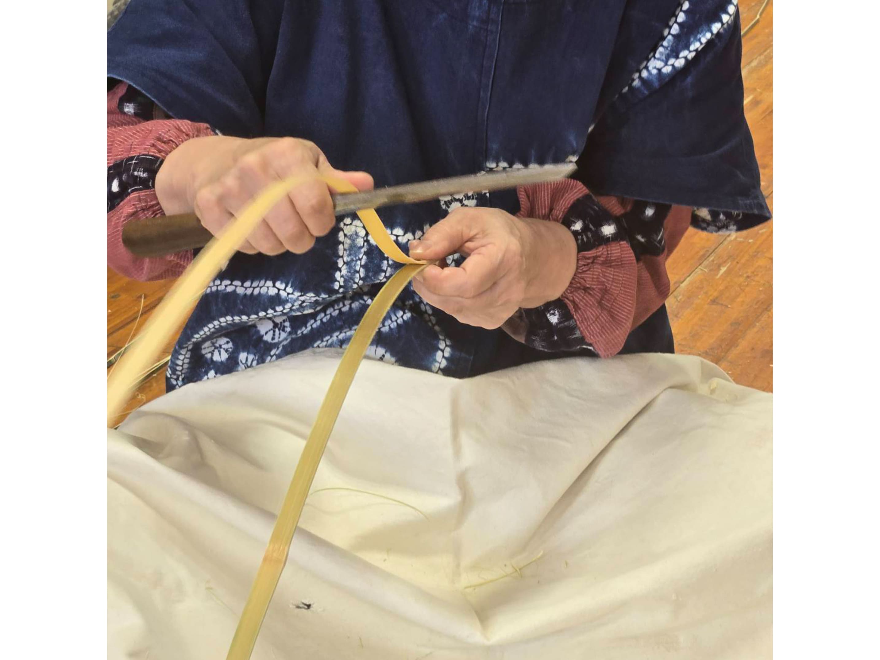 神棚の細かい装飾部分や継ぎ目を念入りにチェックしながら仕上げる