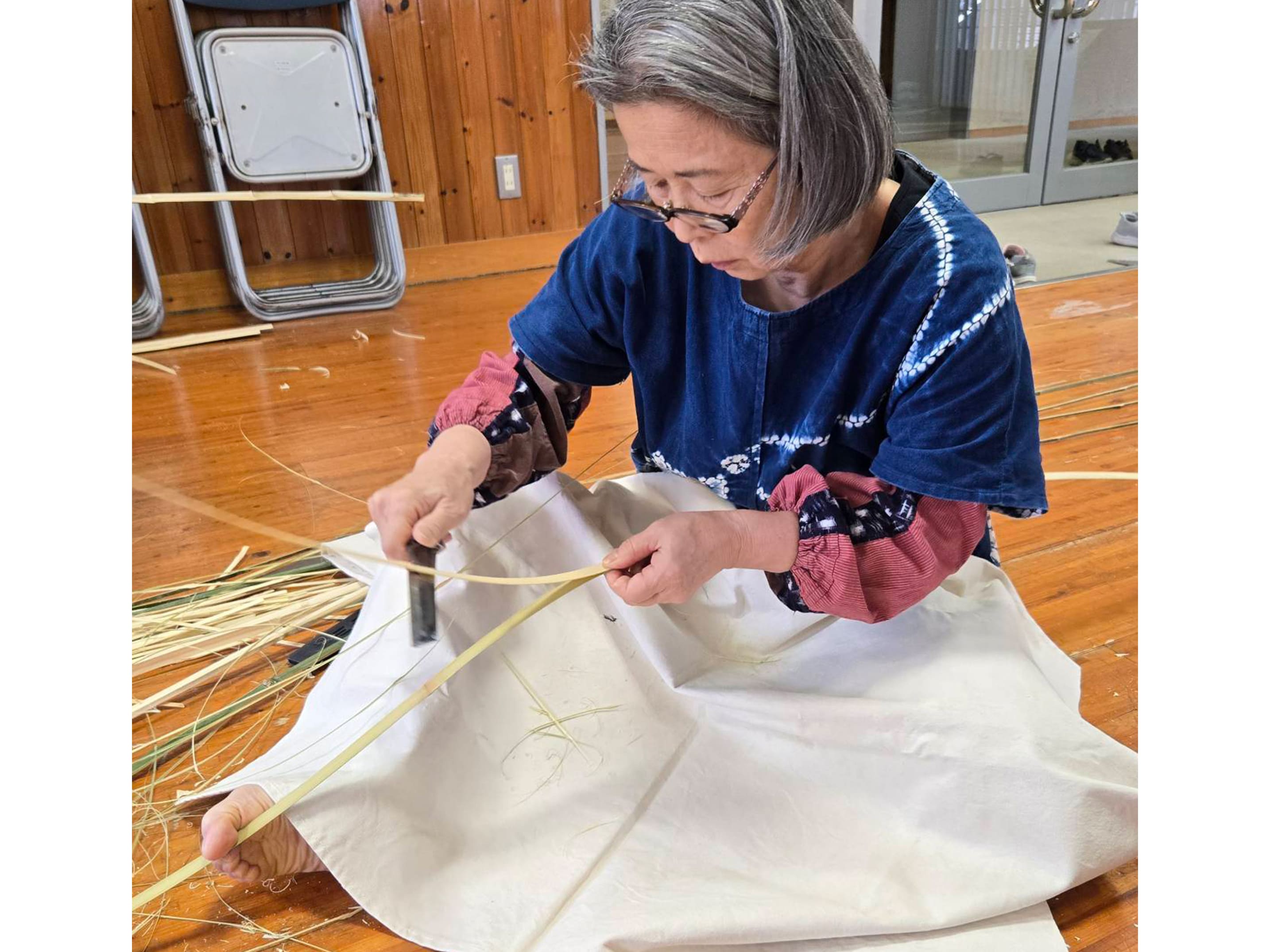 ノミやカンナなどの伝統的な道具を使う手仕事