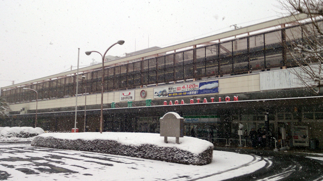 雪国と化している佐賀駅